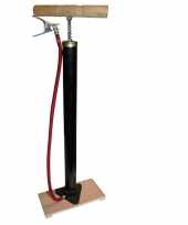 Klassieke fietspomp met houten plank