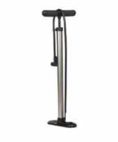 Zilveren fietspomp staand op plank 60 cm